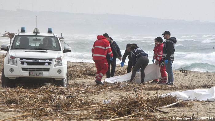 Rescatistas recuperan un cuerpo en la costa italiana.