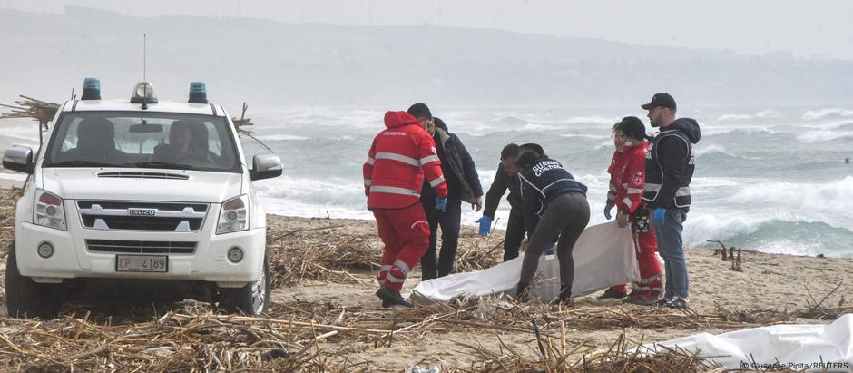 Serviços de resgate recolhem corpo em praia de balneário na Calábria