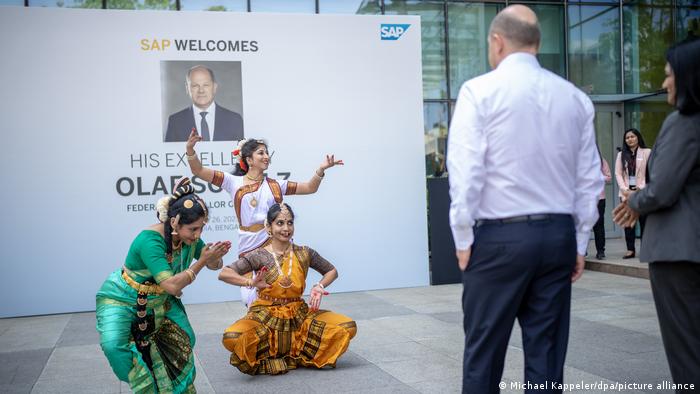 Etwas Folklore darf auch im indischen Silicon-Valley sein - Begrüßung des Kanzlers durch eine Tanzgruppe
