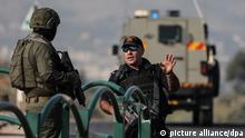 Zwei israelische Sicherheitskräfte sperren die Straße und suchen nach einem Schusswechsel im Gebiet Hawara nach dem Schützen. Bei einem mutmaßlich palästinensischen Anschlag im Westjordanland sind am 26.02.2023 nach Angaben von Sanitätern zwei Israelis getötet worden. +++ dpa-Bildfunk +++