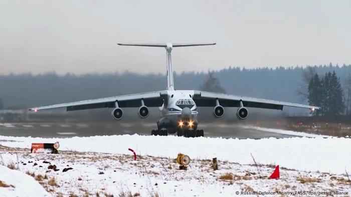 Belarus | Flugzeug auf der Luftwaffenbasis Matschulischtschi im Schnee | Archivbild 2022