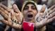 Demonstrantin in Bengasi: Diese Frau kämpft auch gegen die Herrschaft von Muammar Gaddafi(Foto: AP) Demonstrantin in Bengasi: Diese Frau kämpft auch gegen die Herrschaft von Muammar Gaddafi(Foto: AP)