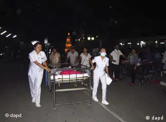 泰国北部地区清莱发生地震后护士们正推着病床营救伤员