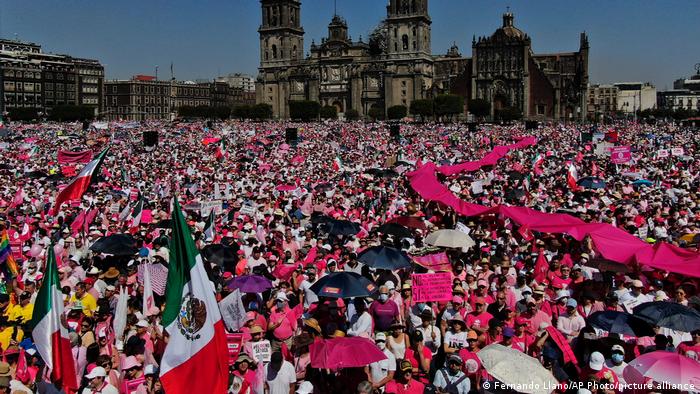 Los manifestantes llenaron el Zócalo de la Ciudad de México.