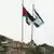 Batı Şeria'daki bir kontrol noktasında Filistin ve İsrail bayrakları yan yana.