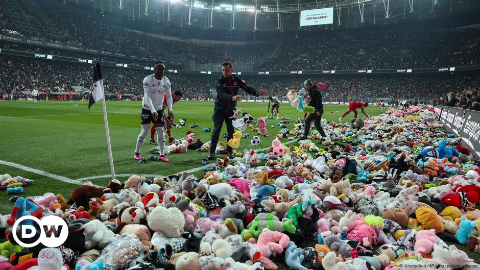 Nach dem Erdbeben: Proteste gegen Erdogan in Fußballstadien