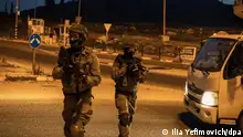 26.02.2023, Palästinensische Gebiete, Huwara: Israelische Sicherheitskräfte rücken am Ort eines Schusswechsels im Gebiet Huwara aus. Bei einem mutmaßlich palästinensischen Anschlag im Westjordanland sind am 26.02.2023 nach Angaben von Sanitätern zwei Israelis getötet worden. Foto: Ilia Yefimovich/dpa +++ dpa-Bildfunk +++