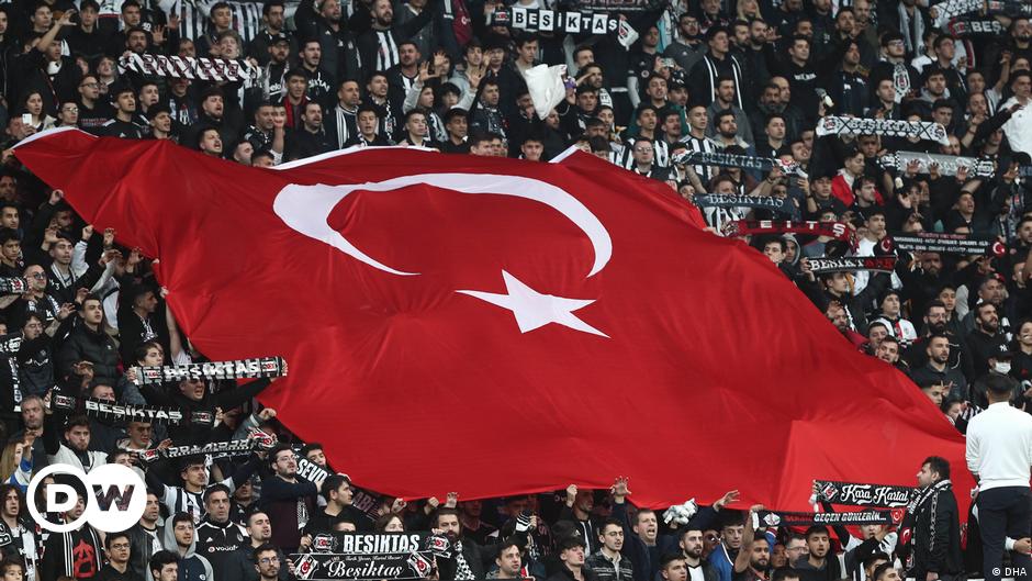 Aficionado turco protesta contra Erdogan con una ‘advertencia seria’ – DW – 01/03/2023