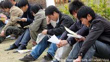 Chinese job seekers read information for employments at a job fair in Xiamen city, southeast Chinas Fujian province, Saturday, 21 February 2009.Officials estimate that 20 million rural migrants are already out of work, fuelling fears that idle, frustrated young men will turn to protest and sow instability that could throw Chinas economy badly off course. But apart from sporadic bursts of anger, the vast majority of migrants are instead resigning themselves to a much more prosaic fate of lower wages and fewer work hours. The global financial crisis has sent Chinese growth tumbling to below 8%, a level widely regarded as a minimum for China to create enough jobs for those entering the workforce. Foto: Xiang yang +++(c) dpa - Report+++