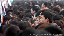 Chinese university and college graduates crowd stalls at a job fair in Shijiazhuang city, north Chinas Hebei province, Friday, 6 February 2009.A survey conducted by the China Economic Monitoring and Analysis Center said that rising unemployment would be the biggest challenge for Chinas economy this year. Urban unemployment rate, which excludes migrant workers, was estimated to rise to 4.6 per cent in 2009, up from 4.2 per cent in the fourth quarter of 2008. Chinas economy cooled to its slowest pace in seven years in 2008, expanding 9 per cent year-on-year, according to data. Foto: Ren quanjun +++(c) dpa - Report+++