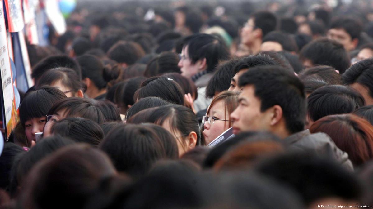 China | Jugendarbeitslosigkeit Jobsuche 这场争议触动了许多中国人的神经——经济降温使得稳定的全职工作愈发难寻。招聘广告前总是人头攒动。资料图片