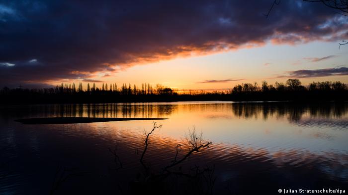 El sol naciente baña de luz el cielo sobre los lagos de Koldingen, en la región de Hannover.