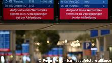 Auf den Bildschirmen im Flughafen Düsseldorf wird auf einen Warnstreik hingewiesen. Die Gewerkschaft Verdi hat ihre Mitglieder zu Warnstreiks an den nordrhein-westfälischen Flughäfen und im öffentlichen Dienst aufgerufen. +++ dpa-Bildfunk +++