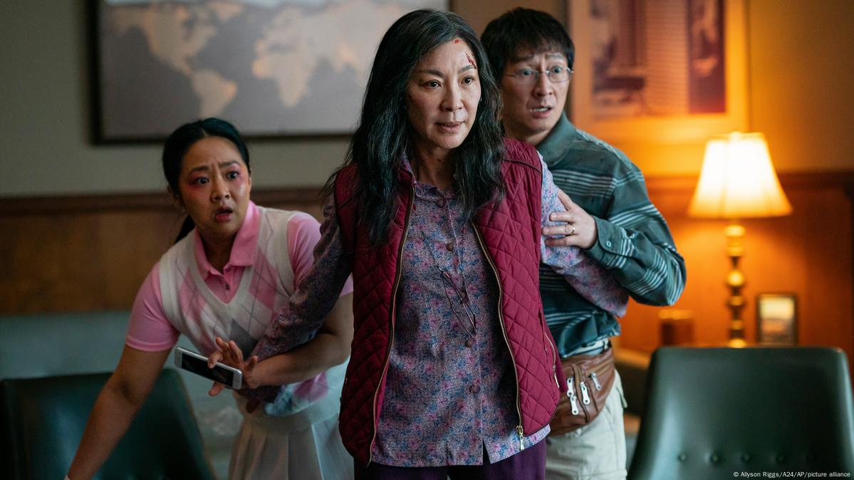 Michelle Yeoh makes Oscar history with best actress win – DW – 03/13/2023