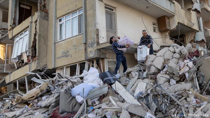 Hatay: A father and his son rescue their belongings from the ruins
