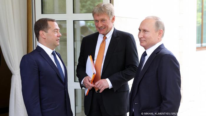 Vladimir Putin (der.), Dmitri Peskow, portavoz del Kremlin (centro) y Dmitri Medvedev, primer ministro, (izquierda) 