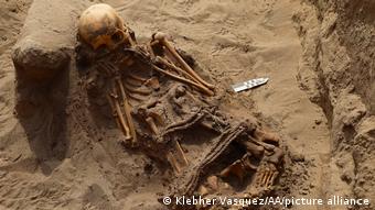Ein Skelett liegt im Sand 