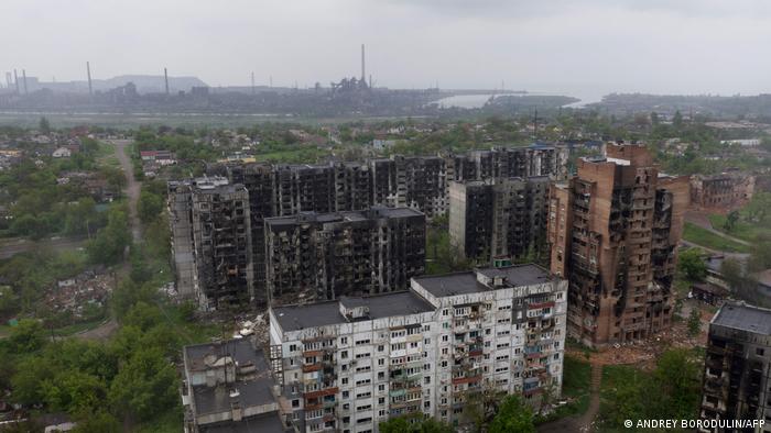 Zerstörte Wohnblocks in Mariupol, im Hintergrund das Stahlwerk Azowstal