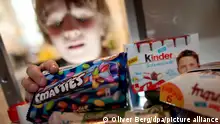 Ein Junge nimmt am Mittwoch (25.01.2012) in Köln eine Packung Smarties aus dem Schrank. Kinderlebensmittel, wie zum Besipiel Smarties stehen seit langem in der Kritik. Foto: Oliver Berg dpa/lnw
