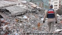 ارتفاع قتلى الزلزال إلى أكثر من 50 ألف وآلاف السوريين يغادرون تركيا