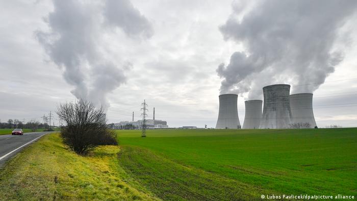 Blick auf das tschechische Atomkraftwerk Dukovany, 35 Kilometer von Brünn entfernt, vier rauchende Kühltürme im rechten Bildausschnitt und zwei weitere im linken Bildausschnitt, verborgen hinter Gebüsch