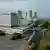 Das Atomkraftwerk Temelin mit vier Kühltürmen und einem großen Verwaltungs-Gebäude im Vordergrund 