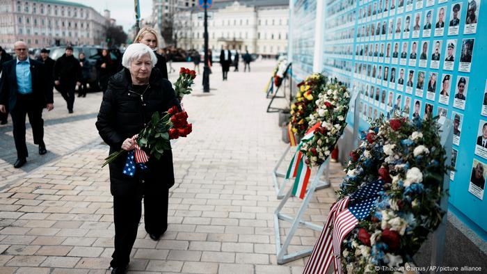 Janet Yellen an der Gedenkmauer für die ukrainischen Gefallenen vor der Kathedrale des Heiligen Michael in Kiew