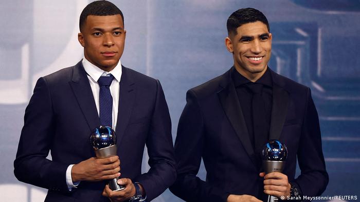 Weltfußballer-Gala der FIFA in Paris: Kylian Mbappé (links) und Achraf Hakimi halten die Trophäen für die Weltelf des Jahres in den Händen