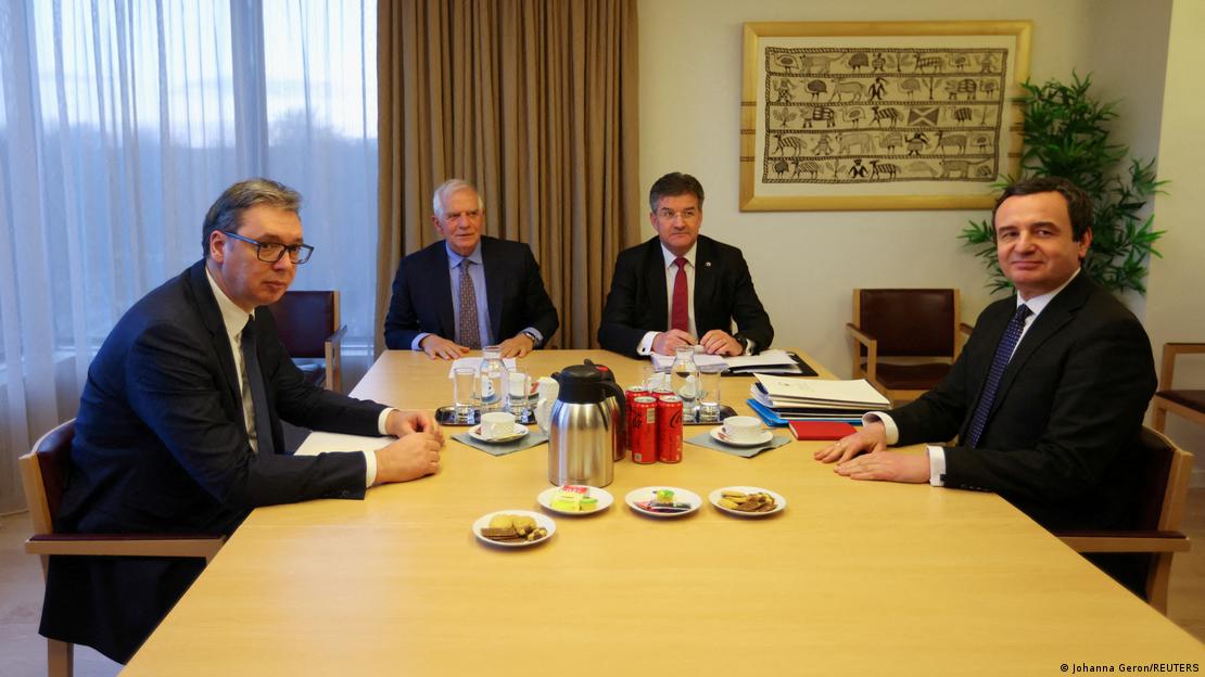 Српскиот претседател Александар Вучиќ, косовскиот премиер Албин Курти и претставниците на ЕУ, Жозеп Борел и Мирослав Лајчак во Брисел