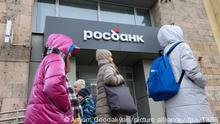 DIESES FOTO WIRD VON DER RUSSISCHEN STAATSAGENTUR TASS ZUR VERFÜGUNG GESTELLT. [RUSSIA, MOSCOW - FEBRUARY 18, 2023: People walk past a Rosbank office. The European Commission proposes to cut Tinkoff Bank, Alfa-Bank and Rosbank from the SWIFT global messaging system. Artyom Geodakyan/TASS]