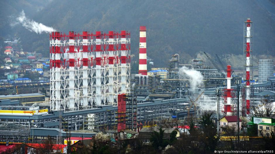 Уночі в Туапсе палали НПЗ "Роснафти" та порт – DW – 31.12.2025