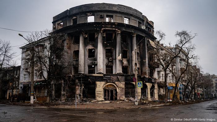 Ein durch russischen Beschuss zerstörtes historisches Gebäude in Bachmut