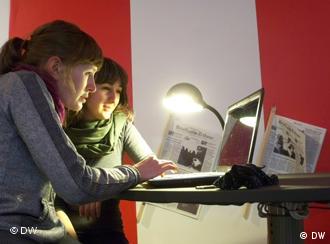 Catriona Shaw (l.) und Eva Khachatryan (r) sitzen in der NGBK am Computer und schauen sich Bilder von einer Performance an. (Copyright: DW)