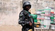 26.02.2023, Nigeria, Yola: Ein Polizist steht vor leeren Wahlurnen und anderem Wahlmaterial vor dem Büro der Unabhängigen Nationalen Wahlkommission. Die Präsidentschaftswahl in Afrikas bevölkerungsreichstem Land Nigeria hat sich am Samstag (26.02.2023) angesichts der angespannten Sicherheitslage in mehreren Teilen des Landes massiv verzögert. Mehrere Wahllokale sollten anders als geplant auch am Sonntagmorgen geöffnet werden. Foto: Sunday Alamba/AP/dpa +++ dpa-Bildfunk +++
