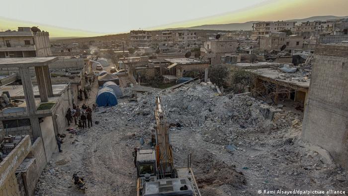 Blick auf die von dem Erdbeben zerstörte Ortschaft Dschindires in Syrien 
