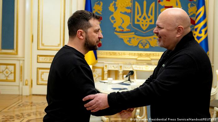 图为泽连斯基2月底与国际刑事法院检察官卡里姆·汗于基辅见面。
