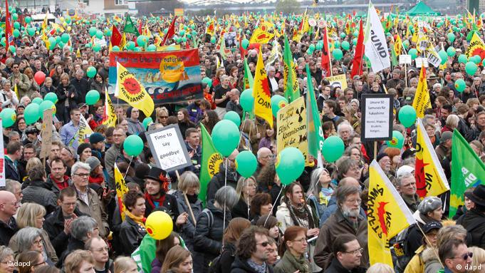 Das Bild zeigt zahlreiche Demonstranten mit Fahnen mit der Aufschrift "Atomkraft Nein Danke" Ende März 2011 in Köln Das Bild zeigt zahlreiche Demonstranten mit Fahnen mit der Aufschrift "Atomkraft Nein Danke" Ende März 2011 in Köln