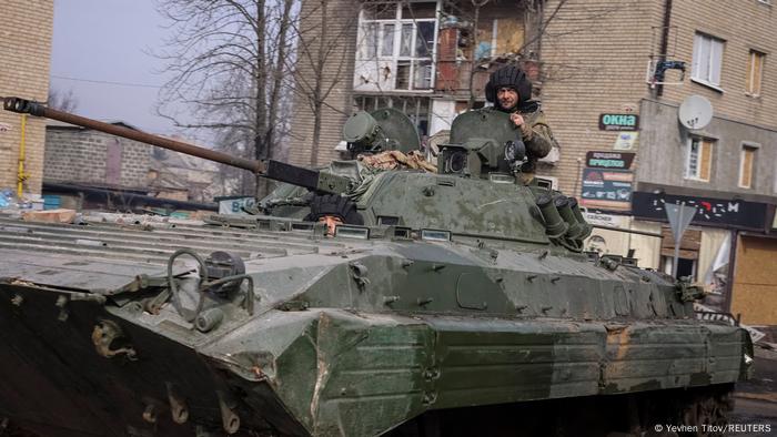 Ukrainische Soldaten in einem Schützenpanzer sowjetischer Bauart in einer Straße der Stadt Bachmut