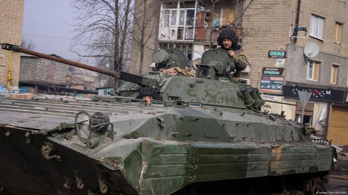 Ukraine updates: Kyiv generals vow to keep defending Bakhmut – DW – 03 ...