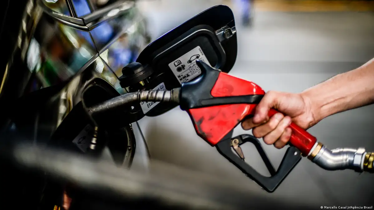 Preço da gasolina baixa e cai a R$ 6,47 no DF. Saiba onde