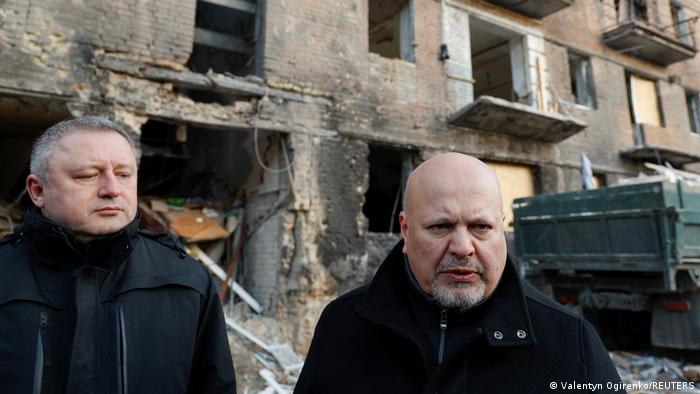 El fiscal general Karim Khan y el fiscal general ucraniano Andriy Kostin, durante una visita a un edificio atacado por los rusos en Vyshhorod, en las afueras de Kiev.