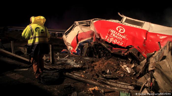 Un rescatista recorre la zona del accidente, donde quedaron los restos de los dos trenes que chocaron cerca de la ciudad de Larissa, Grecia.
