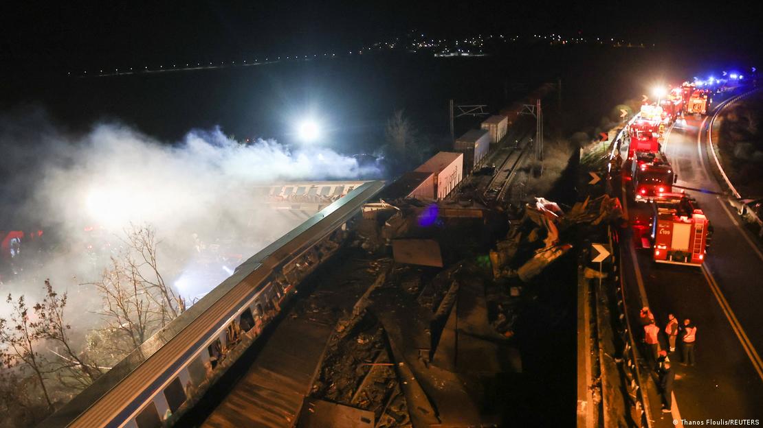 Густ чад излегува од вагоните на настраданиот патнички воз