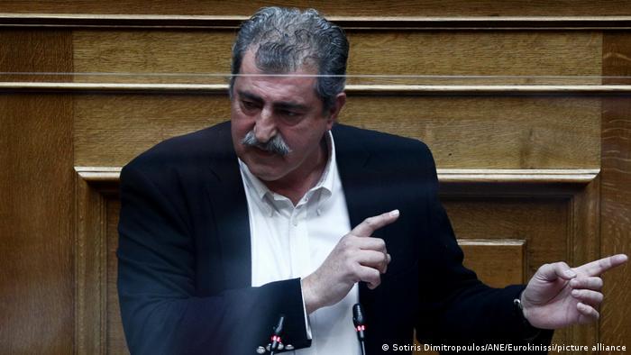 Pavlos Polakis von der linken Syriza-Partei spricht in einer Debatte im griechischen Parlament in Athen 