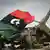 Ein mit einer Flagge Libyens bedeckter Mann (Bild: dapd)