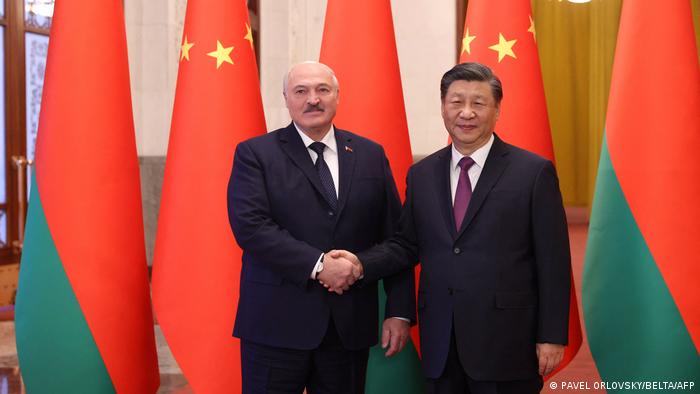 Alexander Lukaschenko und Xi Jinping schütteln sich die Hände 