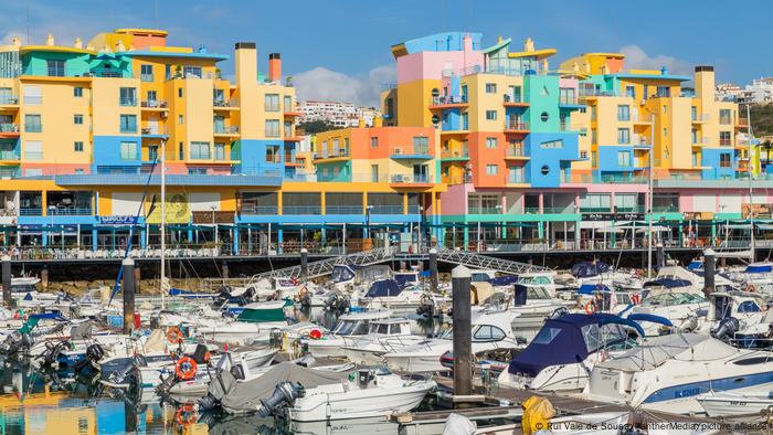 Portugal Blick auf den luxuriösen Yachthafen von Albufeira, Albufeira