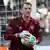 Manuel Neuer con un balón y guantes en las manos