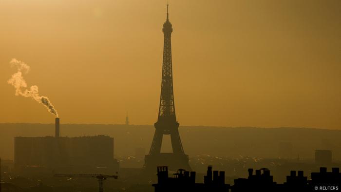 Der Eiffelturm in Paris im Dunst