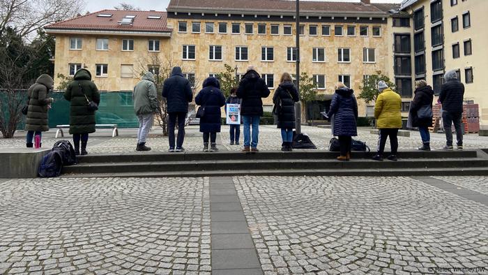 Deutschland Frankfurt | Demonstranten beten vor der Pro Familia Beratungsstelle 